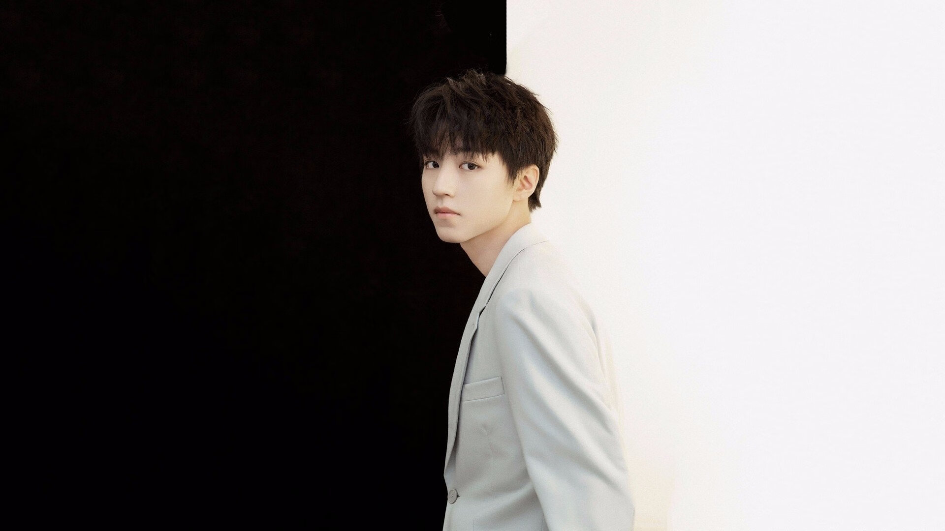 冬季滑冰灯光秀，冰上运动与艺术完美融合，冬季滑冰场广告词